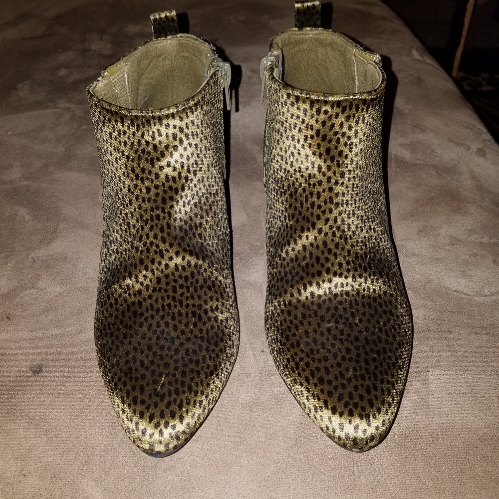 Olive cheetah booties Size 7